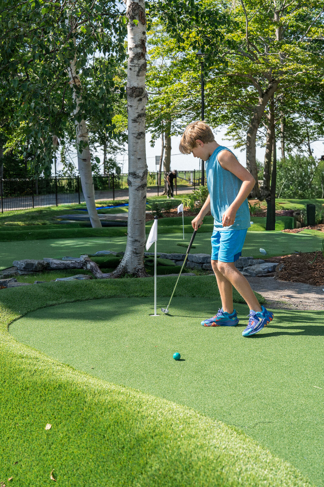 Une partie de minigolf en famille sur le parcours