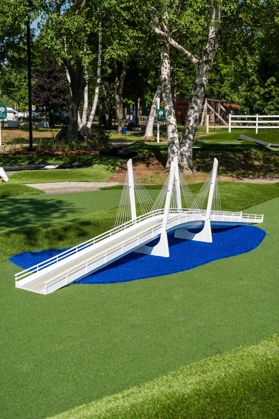 Le pont, un module du parcours de minigolf